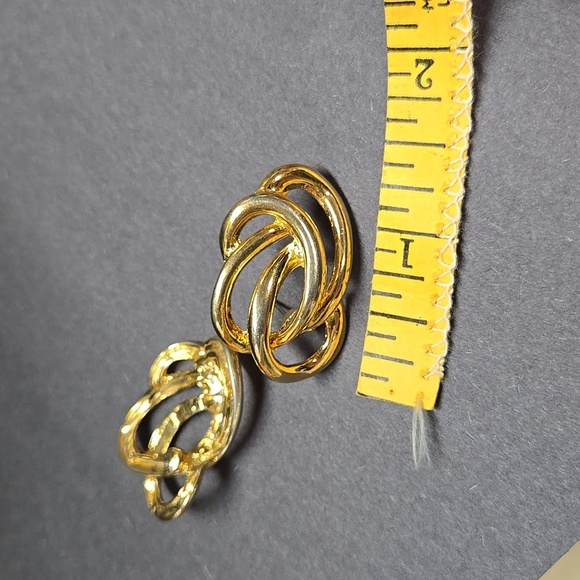 vintage gold tone earrings - Picture 5 of 16